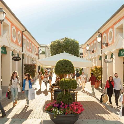 prada reggia outlet chiude|la reggia designer outlet.